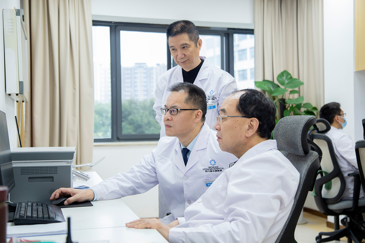 为“保胆”而来:北京国之名医刘京山教授再度来院,亲诊手术惠泽西南患者(图1) 为“保胆”而来:北京国之名医刘京山教授再度来院,亲诊手术惠泽西南患者(图1)