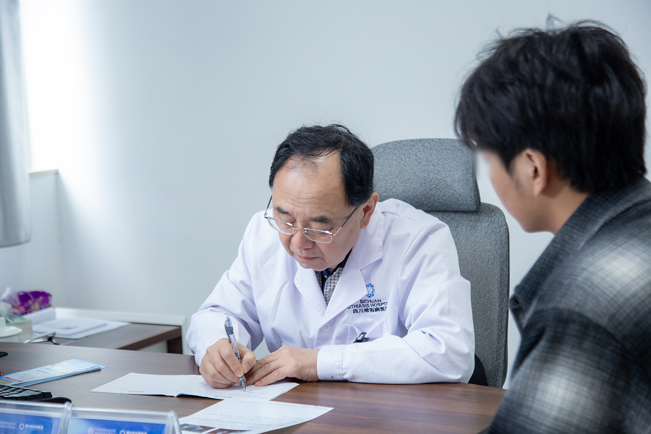 为“保胆”而来:北京国之名医刘京山教授再度来院,亲诊手术惠泽西南患者(图4) 为“保胆”而来:北京国之名医刘京山教授再度来院,亲诊手术惠泽西南患者(图4)